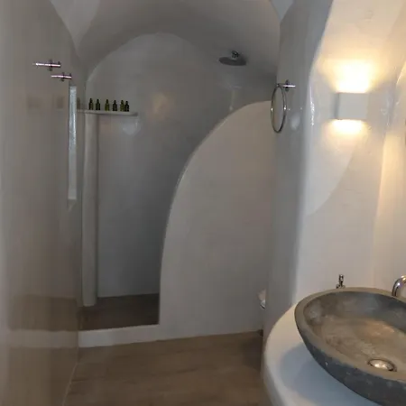 Lamar Cave House Emporio (Santorini)