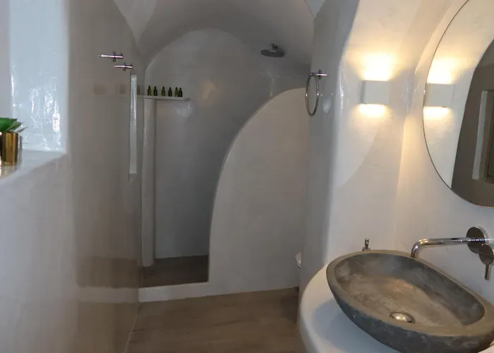 Lamar Cave House Emporio (Santorini)